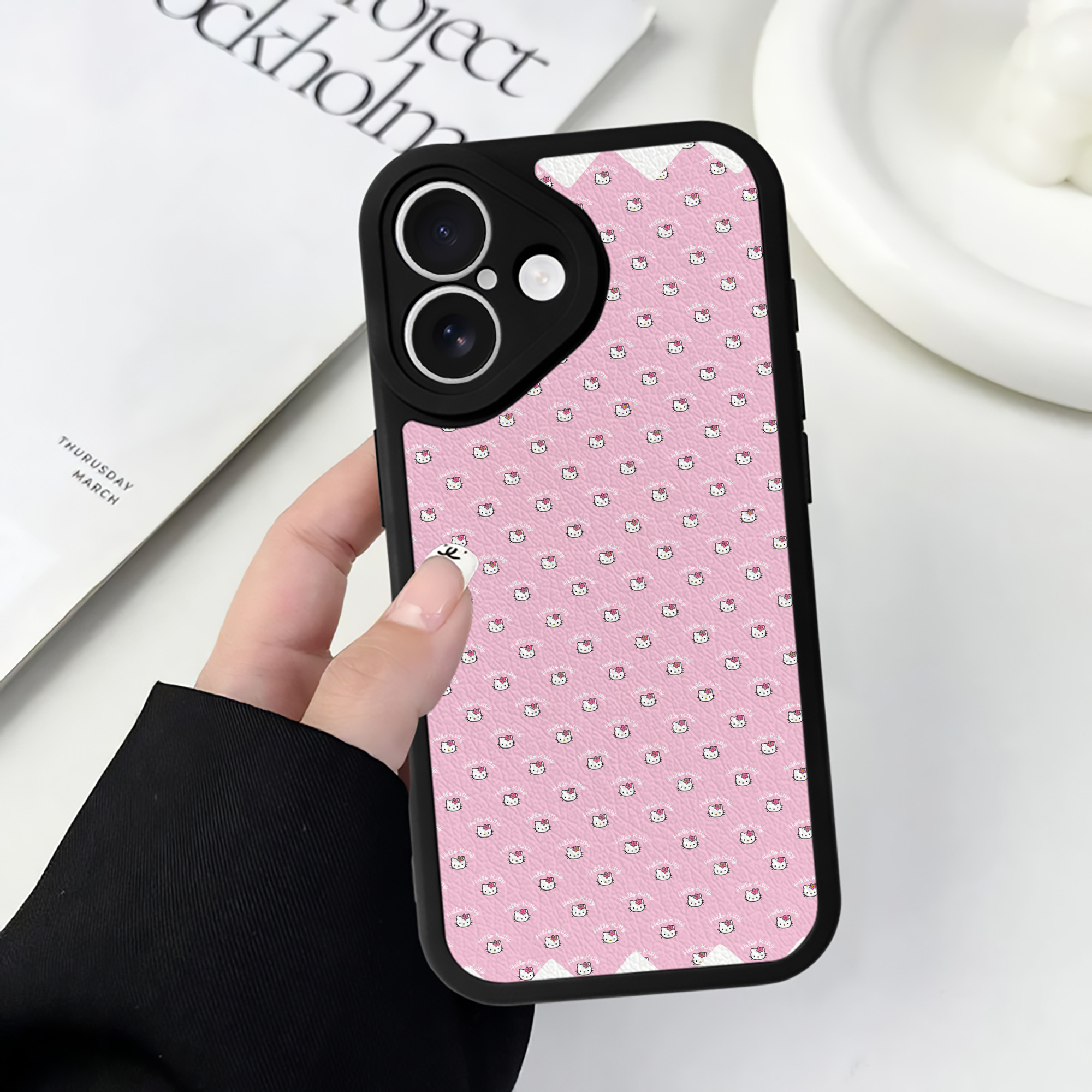 （画像用） Hello Kitty ハローキティ 【iPhone 16シリーズ対応】シリコンスマホケース（レザー調） 材質：シリコン